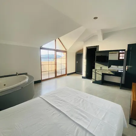 Golden Life Otel *